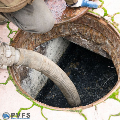 [Image of Regard tout à l'égout bouché avec de l'eau qui déborde]