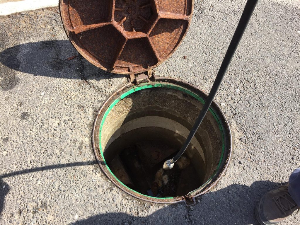 [Image of Hydrocurage d'une canalisation reliée à une fosse septique]