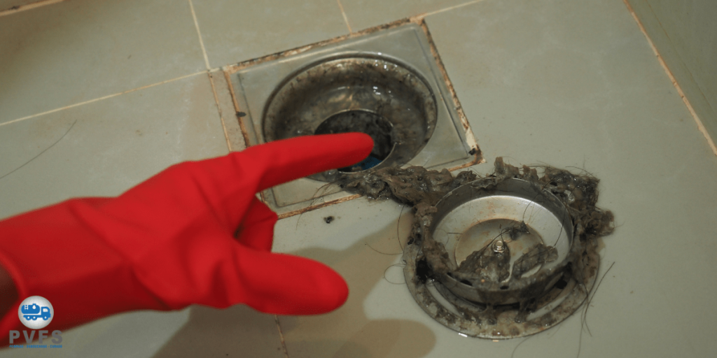 [Image of Douche italienne avec de l'eau qui stagne, indiquant un bouchon]