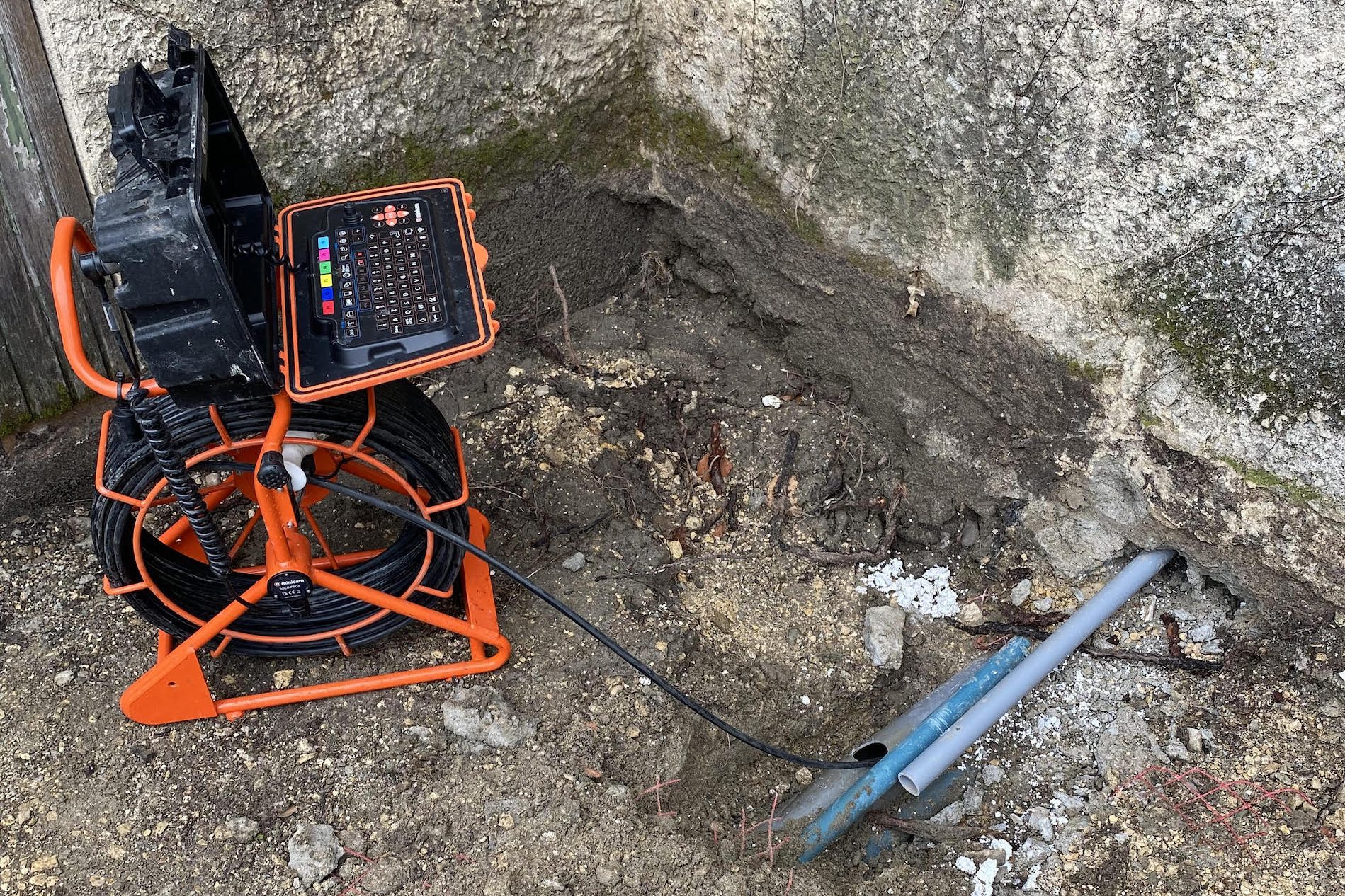 [Image of Inspection caméra d'une canalisation montrant l'écran de contrôle]