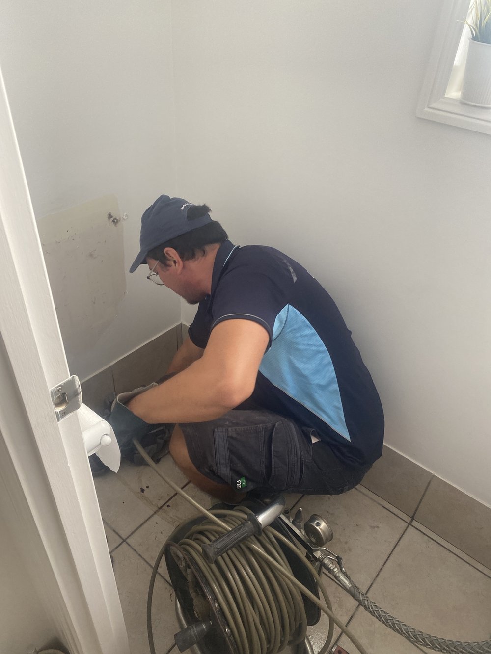 Technicien en train de déboucher des WC à Montereau-Fault-Yonne.