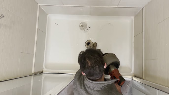 Évacuation de douche bouchée par des cheveux et du savon